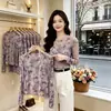 Camiseta roxa com estampa de borboletas estilo mãe, de manga longa, para mulheres de meia-idade, com gola redonda e um top de malha dupla camada, criando um visual estiloso e jovial.