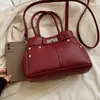 Nova Bolsa de Mão com Fivela Versátil 2024 Padrão Lichia Retrô Europeu e Americano Uma Alça Transversal Fashion Feminina