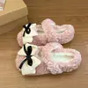 Nuevo estilo de zapatos de algodón de suela gruesa para 2026, con zapatillas mullidas para mujer, adecuados para usar al aire libre, con un diseño de alta gama para otoño/invierno, elegantes detalles de lazo y una apariencia hermosa