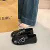 Sapatos baixos de couro estilo retrô britânico para mulheres, nova coleção de outono 2026, design slip-on, sola macia, mocassins Mary Jane