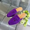 Moda Primavera/Verão 2025 Mocas de Couro de Ovelha com Bico Redondo Mules Tendência com Fivela Texturizada para Mulheres