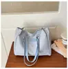 Outono Inverno 2026 Bolsa Balde Versátil Fresca com Corrente Bolsa de Ombro Único Moda Simples para o Dia a Dia Bolsa de Axila Estilo Coreano Bolsa de Tecido Feminina