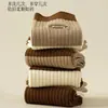 Colección de otoño: Calcetines de mujer elegantes y modernos en una paleta de colores Maillard, con diseños de rayas, letras y de longitud larga, perfectos para uso casual y versátiles para cualquier atuendo en otoño e invierno.