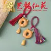 Llavero de gatito juguetón tallado en madera de azufaifo de Yiming Xianyuan, lindo colgante decorativo para mochila de pareja con borla temática de luna