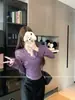 Capa interior de encaje morado con escote en V pronunciado y diseño de corte bajo, estilo puro y sexy impresionante, camiseta para chica popular de primavera y otoño, top ajustado para mujer