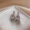 ¡Violeta! Pendientes de botón súper brillantes de circón morado con forma de gota de agua, pendientes de lujo ligero, sensación de alta gama, pendientes versátiles de nicho para banquetes para mujeres