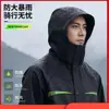 Este traje de lluvia de dos piezas, duradero, impermeable y diseñado para andar en bicicleta bajo lluvia intensa (chaqueta y pantalones) es adecuado para adultos y se puede usar para ir al trabajo. Es un traje de lluvia versátil todo en uno diseñado para uso individual.