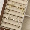 Pendientes de lazo liso de moda de lujo de alta gama, elegantes, hermosos y versátiles, pendientes pequeños exquisitos.