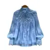 Blusa de manga larga color rosa suave estilo francés con volantes en el cuello y puños para mujer, juvenil y elegante con un toque de alta gama, Otoño 2026