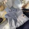 Jaqueta Cardigan de Tricô Redutora de Idade com Bordado de Urso Gola Redonda Manga Longa Feminina Outono Solta Estilo College Peça de Tricô Camada Externa