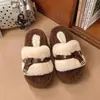 Chinelos de inverno pequenos forrados com fleece para mulheres, para usar ao ar livre, novo estilo, com sola grossa, meio chinelo retrô, chinelos de algodão com estampa de leopardo, 2026