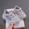 Zapatillas para Niña 2026 Verano Nuevo Estilo Estilo Princesa Diamante Brillante Zapatos de Papá Transpirables de Malla Zapatos Casuales para Bebé