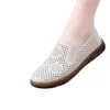 Novas sandálias de couro macio para o verão, sapatos vazados respiráveis, sapatos de sola plana para mães de meia-idade, sapatos de sola macia antiderrapantes