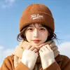 Nuevo gorro de punto versátil a prueba de viento y cálido con bordado de letras para otoño e invierno, unisex, elegante gorro de lana estilo coreano para proteger las orejas
