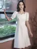 Vestido Branco Pequeno de Festa para Mulheres Pode Usar Normalmente Elegante Acessível Luxo Vestido Sofisticado Vestido Francês Decote Quadrado Aparência Emagrecedora Verão