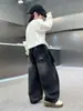 Calça jeans infantil 2026 outono novo estilo, calça preta casual de perna larga com bolso traseiro bordado para crianças mais velhas