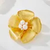 Diseño Original Lujo Ligero Broche de Flor Dorado Cepillado Aleación de Cobre Galvanizado en Oro Real Perla de Agua Dulce Pin de Alta Gama para Mujer