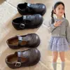 Zapatos de piel para niños 2026 primavera nuevo estilo suela blanda elegantes zapatos de piel negra zapatos de rendimiento zapatos de bebé zapatos de princesa