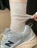 Meias listradas verticais brancas para mulheres, meias de cano médio, finas para primavera e verão, estilo ballet, meias de algodão puro folgadas, meias longas de cor sólida estilo miu