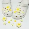 Encantos lindos de dibujos animados para zapatos con varios agujeros, decoraciones versátiles de resina para zapatos, mariposa, burbuja, flor, animales, charms decorativos al por mayor