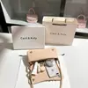 Una generación de bolso baguette de alta gama 2025 primavera nuevo lujo nicho bolso de axila bolso de hombro al por mayor