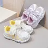 Zapatillas deportivas para niña, nueva colección primavera/otoño 2026, zapatillas de entrenamiento de moda alemanas para niños, zapatillas casuales de malla transpirable para correr para niñas
