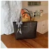 Bolsa de palha grande e resistente para mulheres, bolsa de ombro leve e à prova d'água em couro PU, adequada para estudantes e para o dia a dia.