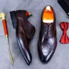 Zapatos de hombre brogue tallados, Zapatos de cuero para hombre estilo coreano, Zapatos formales de cuero de vaca de talla grande para hombre para comercio exterior