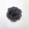 Nuevos accesorios de flor de tela con borde quemado, disponibles en varios colores, listos para enviar. Venta al por mayor de flores para zapatos, flores para sombreros, accesorios para el cabello, flores para boutonnières y accesorios decorativos para la ropa