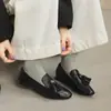 Sapatos Mocassins Tecidos com Franjas Estilo Britânico 2026 Primavera Novos Planos para o Trabalho Sapatos de Couro Bico Redondo Corte Profundo Sapatos Individuais para Mulheres