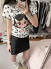 Camiseta Feminina Manga Curta com Estampa de Desenho Estilo Americano e Borda Franzida, Verão 2026, Slim Fit, Falso Duas Peças