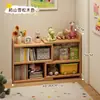 Estante de Livros de Madeira Maciça de Chão Estante Infantil Armário de Canto Integrado de Parede Prateleira Retrátil Unidade de Prateleiras para Sala de Estar