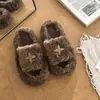 Pantuflas de felpa tipo slip-on de moda para mujer, colección otoño/invierno 2026, antideslizantes, cálidas, de suela suave, adecuadas para usar en interiores y exteriores, y perfectas para los días de pereza.