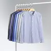 Camisa de Hombre Jiachuan Clothing Elástica en Cuatro Direcciones Transfronteriza con Rayas Digitales, Manga Larga, Cuello Campana, Diseño de Alta Gama y Estilo Versátil
