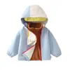 Jaqueta Bebê Jingqi Outono e Inverno 2025 Nova Roupa Infantil Três em Um Top com Capuz de Inverno para Crianças