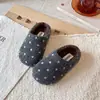 Diadema de lunares retro para niñas Pantuflas de pelo Novedades Otoño/Invierno 2026 Terciopelo Plus Pantuflas a media pierna versátiles para exteriores sin cordones