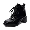 Botines estilo Martin con cordones y punta redonda para mujer, nuevo estilo otoño e invierno 2026, botines cortos de tacón medio grueso con relieve, cálidos botines de cuero para mujer con forro de felpa.