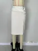 Falda de longitud media estilo europeo y americano, con una lujosa mezcla de materiales, diseño plisado, detalles de botones, una estética minimalista, una abertura y una silueta de línea A ajustada.
