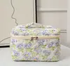 Bolsa de cosméticos portátil de gran capacidad, almacenamiento floral pequeño, portátil, de algodón acolchado, linda flor, ins, nueva bolsa de almacenamiento