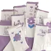 Calcetines Blancos de Nuevo Estilo para Mujer, de Media Pantorrilla, Alto Valor Estético, Estilo Bosque Morado, Versátiles para Primavera, Otoño e Invierno, Calcetines Deportivos de Tubo Largo para Estudiantes al por Mayor