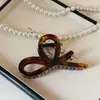 Presilha de Garra Vazada em Forma de Cruz para Mulheres, Adequada para Cabelos Semi-Presos e Penteados no Topo da Cabeça, com um Design de Acrílico de Alta Qualidade