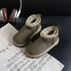Botas de nieve para niños 2025 invierno nuevo estilo niños y niñas zapatos grandes de algodón suela plana cálidos superficie de cuero más algodón botas cortas