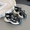 Sandalias para Niños Niños 2026 Nuevos Zapatos de Verano Transpirables Deportivas de Punta Cerrada Estilo Delgado Sandalias Frescas de Verano para Niñas