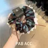 Scrunchie Azul Escuro Floral Renda Vazada Camadas Estampadas Laço de Fita Prendedor de Cabelo Completo