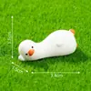 Mini figura linda de un ganso blanco pequeño con la cabeza inclinada, perfecta para decoraciones y accesorios de bricolaje, un encantador adorno de escritorio