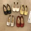Zapatos retro de punta redonda con lazo, estilo de noche, suaves, para mujer, nuevo modelo de primavera y otoño, adecuados para combinar con faldas, zapatos Mary Jane planos plateados