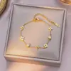 Collar de Acero de Titanio Geométrico de Lujo Ligero Flor Pequeña Cuadrada Cadena para Clavícula Trébol de Cuatro Hojas Moda para Niña Celebridad de Internet Traje