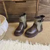 Botas infantis, design color-block retrô com fivela, botas de cano médio, coleção outono/inverno 2026, botas de moto bico redondo para meninas, botas curtas versáteis