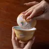 El gaiwan "Sancai" de loto rosa pintado a mano de Ino Kiyomatsu es un recipiente de cerámica para té de alto valor que no quema las manos al preparar té