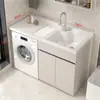 Gabinete de lavandería para balcón de aluminio tipo panal con lavadora integrada, incluyendo una tabla de lavar y un fregadero de piedra de cuarzo artificial con una barrera de agua